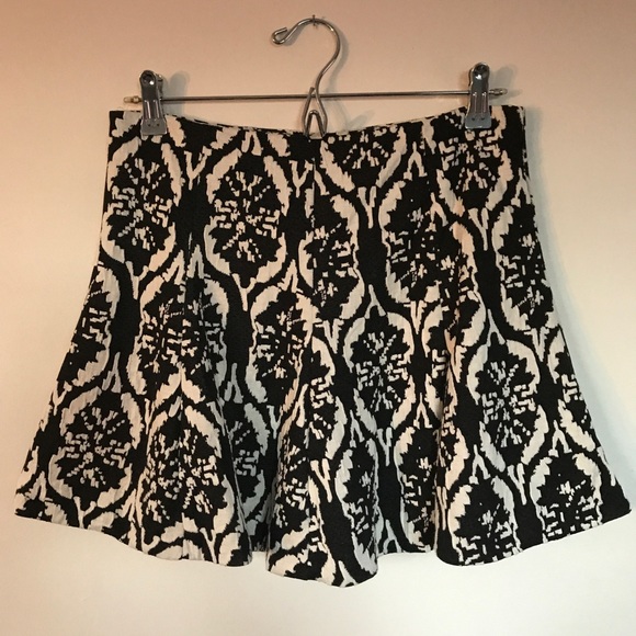 Lovers + Friends ๐ค skirt. - Picture 2 of 8